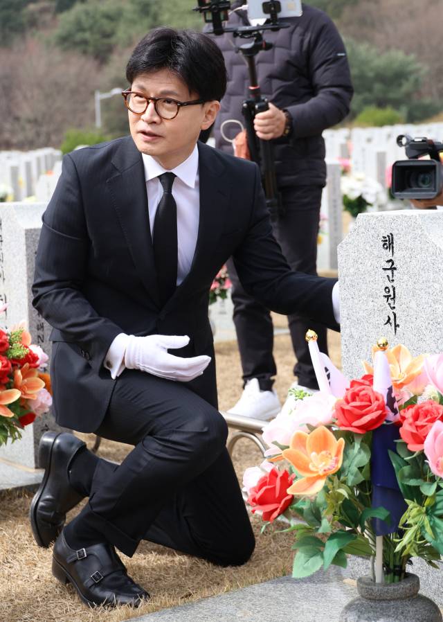 국민의힘 한동훈 전 대표가 지난달 25일 국립대전현충원 천안함 46용사 묘역을 찾아 참배 후 묘비 주변을 둘러보고 있다. 연합뉴스