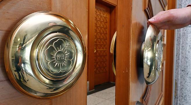 윤석열 탄핵 선고 전날인 4월3일 서울 종로구 헌법재판소 대심판정의 문이 열리고 있다. ⓒ사진공동취재단