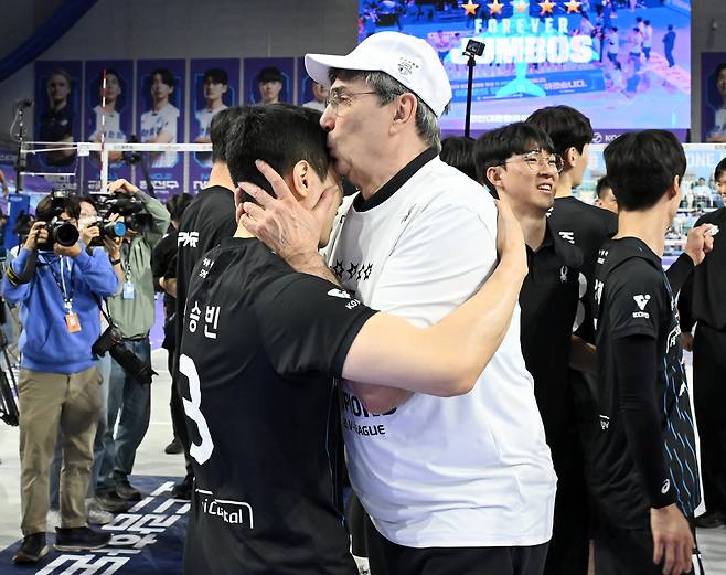 우승 뒤 황승빈에게 입맞추는 필립 블랑 현대캐피탈 감독. KOVO 제공