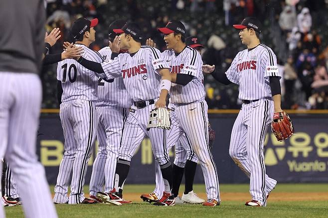 ▲ 시즌 첫 11경기에서 10승을 기록하는 압도적인 경기력으로 쾌조의 출발을 알린 LG ⓒ연합뉴스