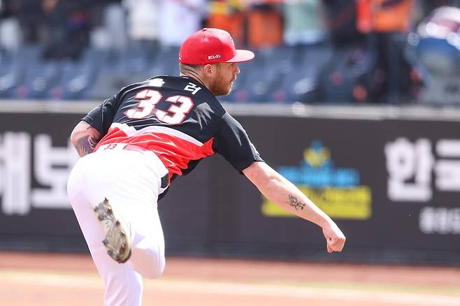 ▲ 6일 잠실 LG전에 등판했으나 6이닝 4실점(3자책점)으로 영웅이 되지는 못한 아담 올러 ⓒKIA타이거즈