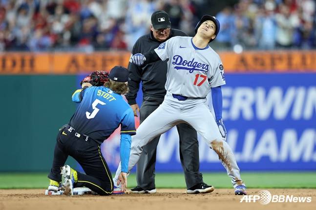 LA 다저스 오타니 쇼헤이(오른쪽)가 5일 필라델피아 필리스전에서 8회초 도루를 시도해 아웃되고 있다. /AFPBBNews=뉴스1