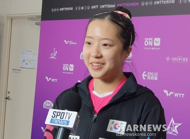 탁구 신유빈이 4일 인천광역시 중구의 인스파이어 아레나에서 열린 'WTT(월드테이블테니스) 챔피언스 인천 2025' 여자단식 16강전에서 승리한 후 취재진과 인터뷰에 나서고 있다. /사진=김동윤 기자
