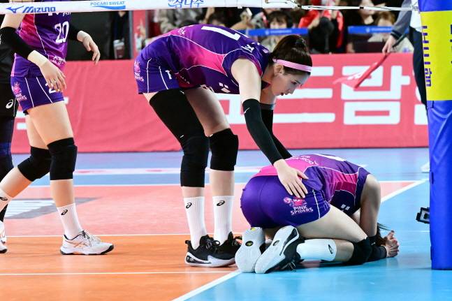 실점 후 아쉬워하는 김연경(오른쪽)을 격려하는 흥국생명 주장 김수지. /사진=KOVO 제공