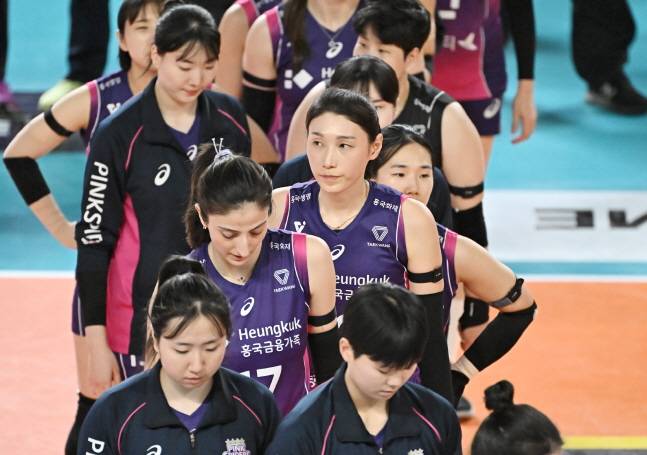 흥국생명 선수들이 패배 후 아쉬워하는 표정을 짓고 있다. /사진=KOVO 제공