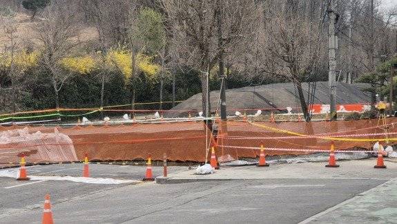 서울 강동구 명일동 싱크홀 사고 현장. [윤채원 기자]