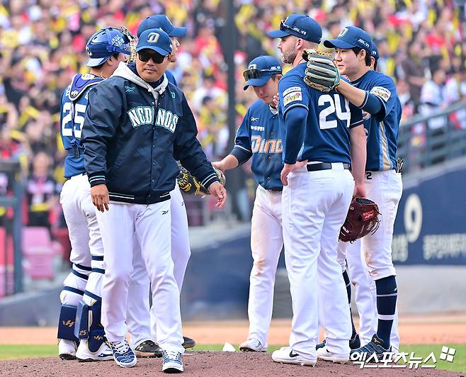 NC는 5일 고척 스카이돔에서 열린 '2025 신한 SOL Bank KBO 리그' 키움과 정규시즌 두 번째 맞대결에서 7-5로 승리했다. 경기 뒤 주장 박민우를 비롯한 선수들은 마운드에 모여 묵념하며 창원 NC파크에서 발생한 인명 사고 피해자를 추모했다. 엑스포츠뉴스 DB