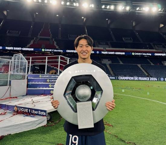 루이스 엔리게 감독이 이끄는 PSG가 6일(한국시간) 프랑스 파리에 있는 파르크 데 프랭스에서 열린 앙제와의 2024-2025시즌 리그1 28라운드 홈 경기에서 데지레 두에의 결승 골로 1-0으로 승리했다.&nbsp;  이제 승점 74(23승 5무)가 된 PSG는 2위 AS모나코(승점 50)와의 승점 차를 24점으로 벌렸다. 18개 팀 체제로 34경기를 치르는 리그1은 남은 6경기 결과에 상관없이 모나코가 PSG를 추격할 수 없어 PSG의 조기 우승이 확정됐다.&nbsp; PSG