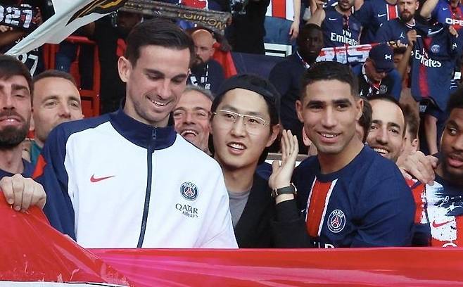 루이스 엔리게 감독이 이끄는 PSG가 6일(한국시간) 프랑스 파리에 있는 파르크 데 프랭스에서 열린 앙제와의 2024-2025시즌 리그1 28라운드 홈 경기에서 데지레 두에의 결승 골로 1-0으로 승리했다.&nbsp;  이제 승점 74(23승 5무)가 된 PSG는 2위 AS모나코(승점 50)와의 승점 차를 24점으로 벌렸다. 18개 팀 체제로 34경기를 치르는 리그1은 남은 6경기 결과에 상관없이 모나코가 PSG를 추격할 수 없어 PSG의 조기 우승이 확정됐다.&nbsp; PSG