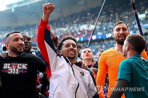 루이스 엔리게 감독이 이끄는 PSG가 6일(한국시간) 프랑스 파리에 있는 파르크 데 프랭스에서 열린 앙제와의 2024-2025시즌 리그1 28라운드 홈 경기에서 데지레 두에의 결승 골로 1-0으로 승리했다.&nbsp;  이제 승점 74(23승 5무)가 된 PSG는 2위 AS모나코(승점 50)와의 승점 차를 24점으로 벌렸다. 18개 팀 체제로 34경기를 치르는 리그1은 남은 6경기 결과에 상관없이 모나코가 PSG를 추격할 수 없어 PSG의 조기 우승이 확정됐다.&nbsp;연합뉴스