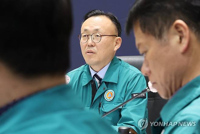 경북·경남·울산 산불 중대본 (서울=연합뉴스) 최재구 기자 = 이한경 중앙재난안전대책본부 차장이 3일 서울 종로구 정부서울청사 상황실에서 열린 경북·경남·울산 산불 중앙재난안전대책본부 13차 회의에서 발언하고 있다.  2025.4.3 jjaeck9@yna.co.kr