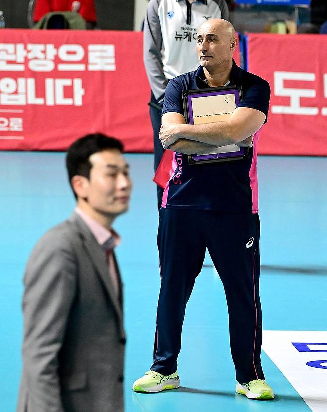 아본단자 감독과 고희진 감독 (서울=연합뉴스) 30일 대전 충무체육관에서 열린 도드람 2024-2025 V리그 정관장과 흥국생명의 경기에서 아본단자 흥국생명 감독(오른쪽)과 고희진 정관장 감독이 경기를 지켜보고 있다. 2025.1.30 [한국배구연맹 제공. 재판매 및 DB 금지] photo@yna.co.kr