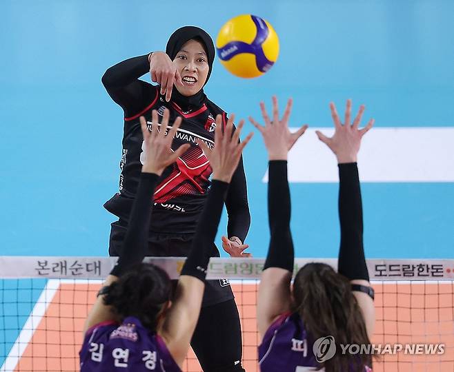 정관장 메가 공격 (대전=연합뉴스) 류영석 기자 = 6일 대전 충무실내체육관에서 열린 2024-2025 V리그 여자프로배구 챔피언결정전 4차전 정관장 레드스파크스와 흥국생명 핑크스파이더스의 경기.
    정관장 메가가 공격을 시도하고 있다. 2025.4.6 ondol@yna.co.kr