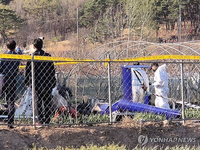 산불진화 임차헬기 또 추락 (대구=연합뉴스) 황수빈 기자 = 산불 진화에 투입된 임차 헬기가 추락해 조종사가 사망하는 사고가 6일 또 발생했다. 지난달 26일 경북 의성 산불 현장에서 임차 헬기가 추락한 지 10여일 만이다. 6일 오후 3시 41분께 대구시 북구 서변동에서 난 산불진화 작업에 나선 헬기가 추락해 조종사(74) 1명이 숨졌다. 사진은 사고 현장 모습. 2025.4.6 hsb@yna.co.kr