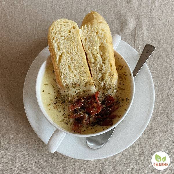 치아바타와 베이컨칩을 올린 감자스프