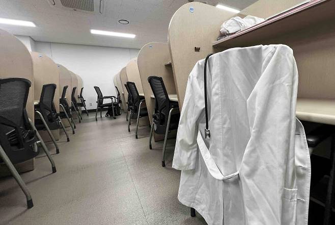 31일 서울 시내의 한 의과대학 자습실에 흰색 가운이 놓여 있다.(사진=뉴시스)