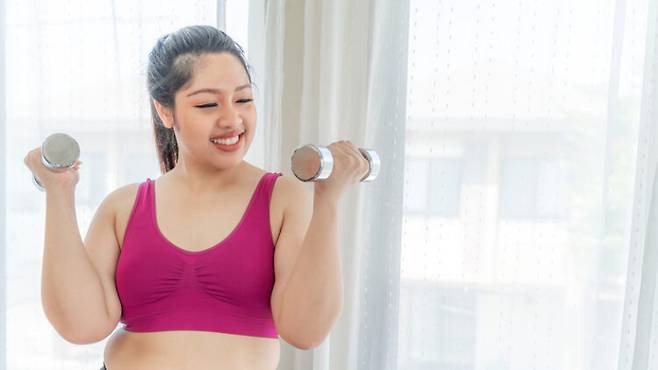 팔뚝살이 잘 안 빠질 땐 무리해서 팔 운동량을 늘리는 것보단 식단을 개선하고 유산소 운동량을 늘리는 편이 낫다. [사진=게티이미지뱅크]