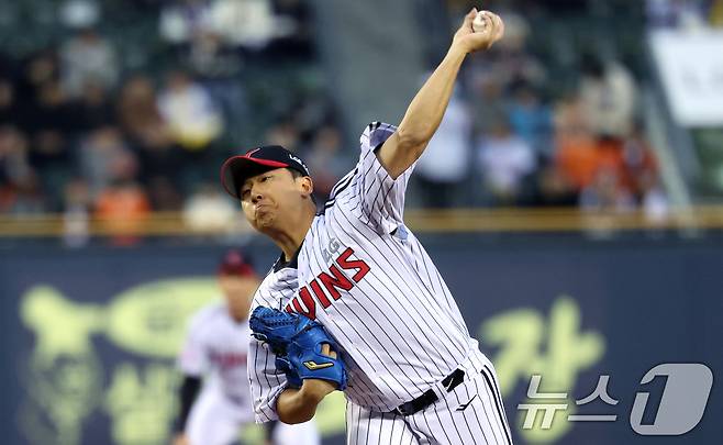 27일 서울 송파구 잠실야구장에서 열린 '2025 신한 SOL 뱅크 KBO리그' 한화 이글스와 LG 트윈스의 경기, LG 선발 송승기가 1회초 힘차게 공을 던지고 있다. 2025.3.27/뉴스1 ⓒ News1 김명섭 기자