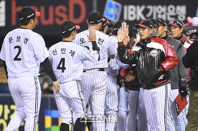 LG Twins manager Yeom Kyeong-yeob high-fives his players.
