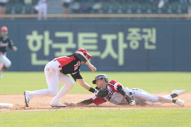KIA 박찬호가 6일 잠실구장에서 열린 2025 KBO리그 LG전에서 7회말 신민재를 태그 아웃시키고 있다. 사진 | KIA 타이거즈