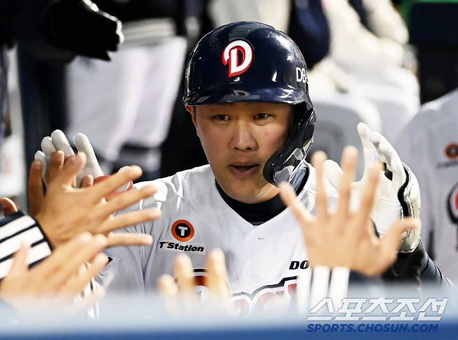 3일 잠실야구장에서 열린 키움과 두산의 경기, 4회말 두산 양석환이 솔로홈런을 치고 기쁨을 나누고 있다. 잠실=허상욱 기자 wook@sportschosun.com/2025.04.03/