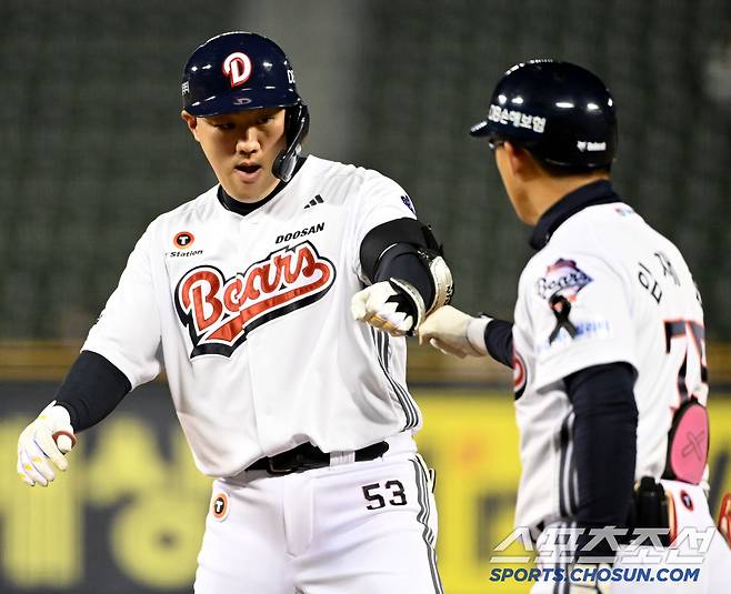 3일 잠실야구장에서 열린 키움과 두산의 경기, 6회말 두산 양석환이 안타를 치고 임재현 1루 코치와 하이파이브를 하고 있다. 잠실=허상욱 기자 wook@sportschosun.com/2025.04.03/