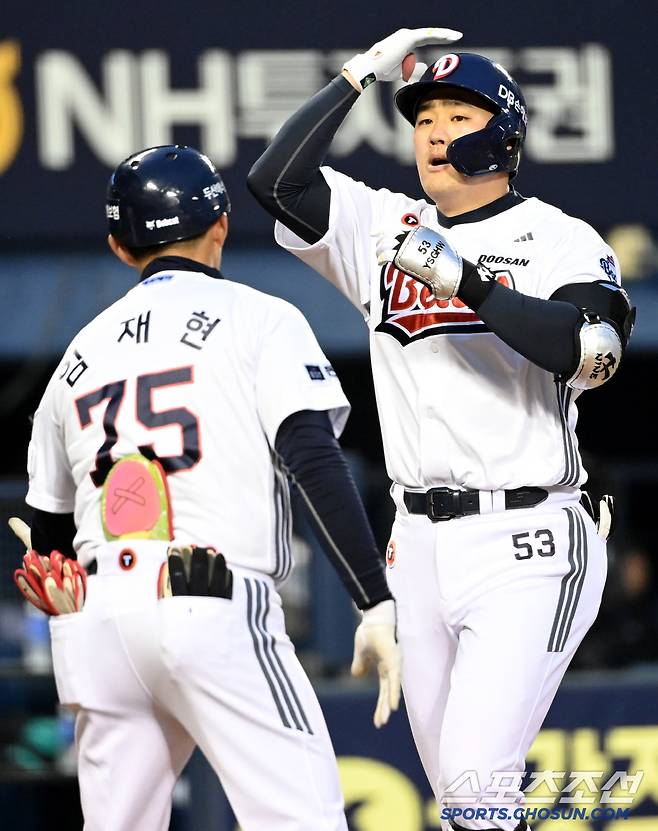 2일 잠실야구장에서 열린 키움과 두산의 경기, 2회말 두산 양석환이 선제 솔로홈런을 치고 기쁨을 나누고 있다. 잠실=허상욱 기자 wook@sportschosun.com/2025.04.02/