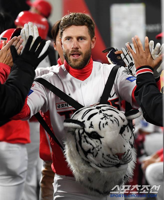 2일 광주 기아챔피언스필드에서 열린 KIA 타이거즈와 삼성 라이온즈의 경기. 3회말 1사 1루 KIA 위즈덤이 투런포를 날린 뒤 환호하고 있다. 광주=박재만 기자 pjm@sportschosun.com/2025.04.02/