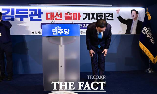 김두관 더불어민주당 전 의원이 7일 오전 서울 여의도 더불어민주당 중앙당사에서 대선 출마 기자회견을 하며 인사하고 있다.