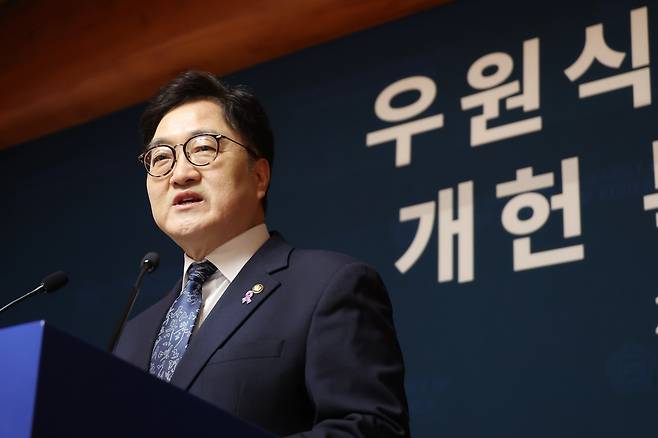 우원식 국회의장이 6일 오후 서울 여의도 국회 사랑재에서 기자회견을 열어 "이번 대선 때 개헌 국민투표를 하자"고 제안하고 있다.  /뉴스1