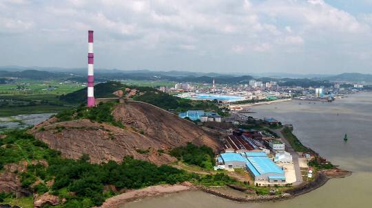 서천군 장항읍 소재하는 장항항 인근, 장항제련소 전망산에 있는 굴뚝의 모습 서천군 제공