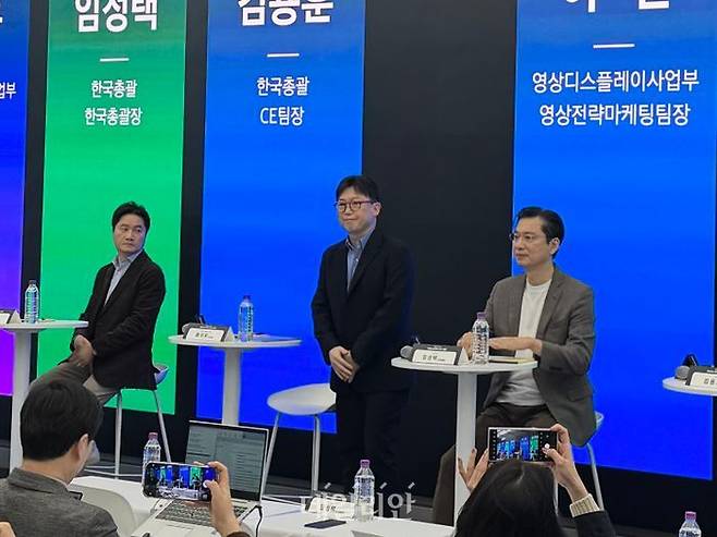 용석우 삼성전자 영상디스플레이사업부장(가운데)과 임성택 한국총괄 부사장(오른쪽)이 7일 서초구 삼성 강남에서 진행된 'Unbox & Discover 2025'에서 질의응답을 진행 중이다. ⓒ데일리안 정인혁 기자