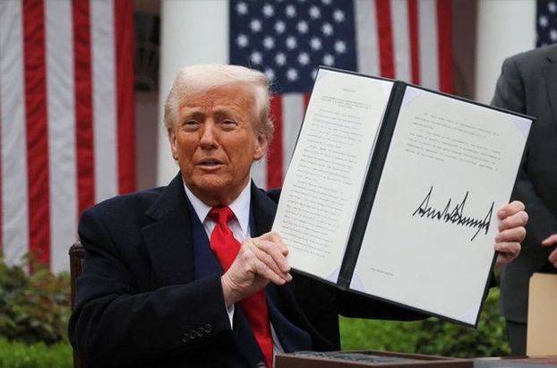 도널드 트럼프 미국 대통령이 지난 2일(현지시간) 미 워싱턴DC 백악관 로즈가든에서 서명한 관세 관련 행정명령을 들어 보이고 있다. ⓒ 로이터/연합뉴스