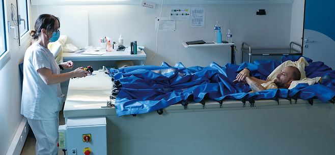 프랑스 툴루즈의 메데스우주병원에서 한 남성 지원자가 물침대에 떠 있듯 누워 있다. 물침대는 우주공간의 무중력상태를 구현한다. / ESA