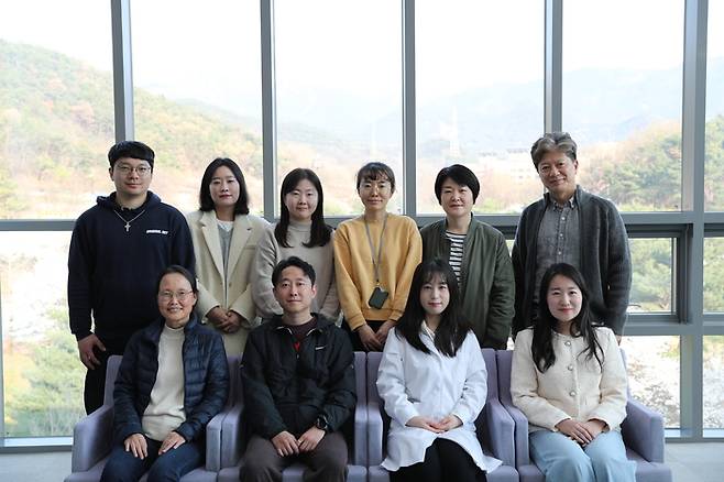 곽준명 DGIST 교수(윗줄 오른쪽)와 연구팀원들.
