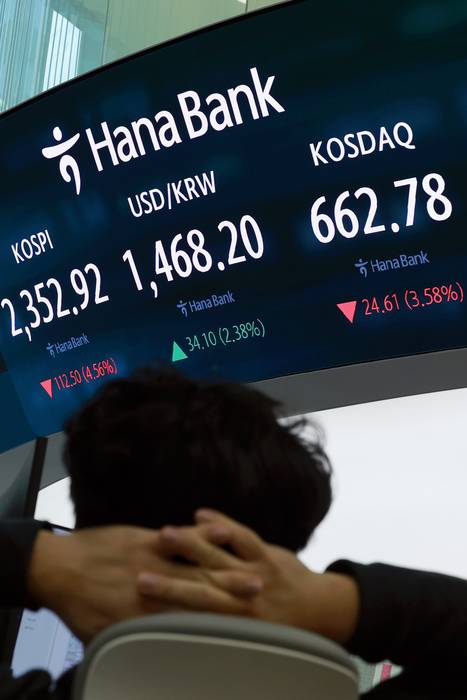 7일 서울 중구 하나은행 본점 딜링룸에서 딜러들이 업무를 보고 있다. (사진=연합뉴스)