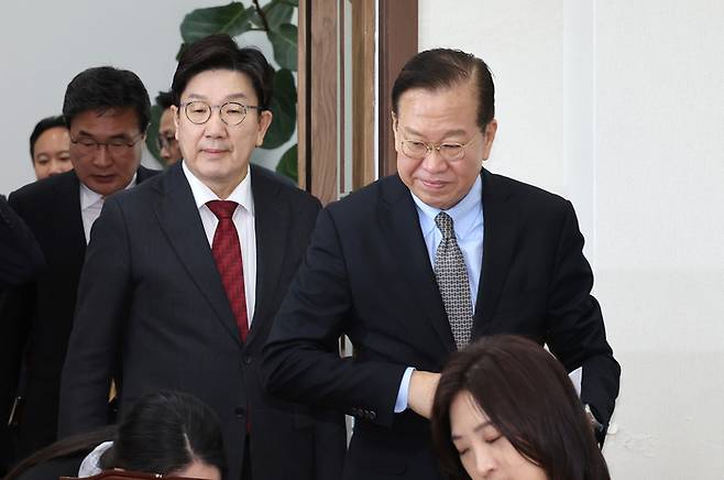 국민의힘 권영세 비상대책위원장(오른쪽)과 권성동 원내대표가 7일 국회에서 열린 비상대책위원회의에 입장하고 있다.