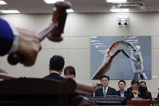 지난해 12월 26일 오전 국회 과학기술정보방송통신위원회에서 인공지능(AI) 기본법이 통과되고 있다. 〈자료 연합뉴스〉