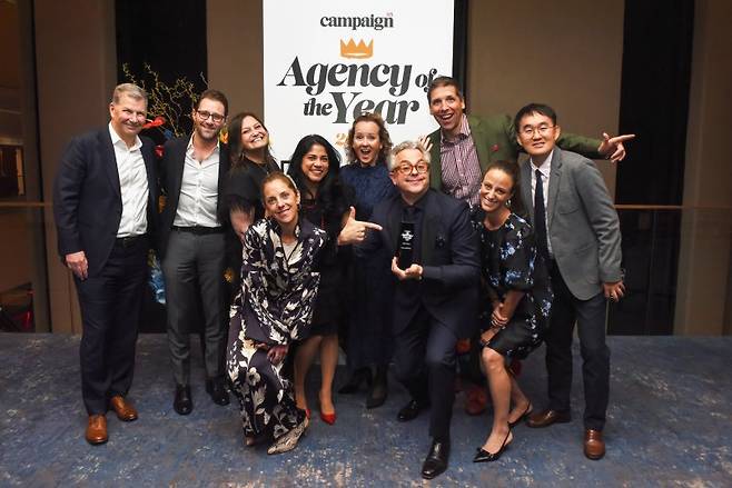 올해의 에이전시를 수상한 캔버스 월드와이드 임직원들이 기념촬영을 하고 있다. 이노션 제공