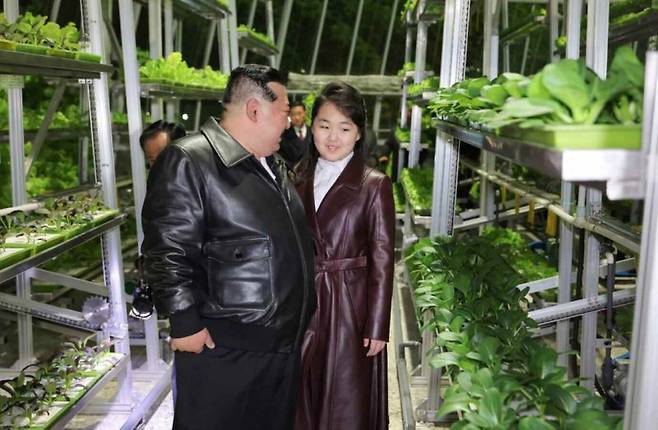 북한 노동당 기관지 노동신문은 지난해 3월 16일 김정은 국무위원장이 전날(15일) 강동종합온실 준공 및 조업식에 참석했다고 전했다. 이 자리에는 딸 주애가 동행했다. 사진=노동신문 캡처
