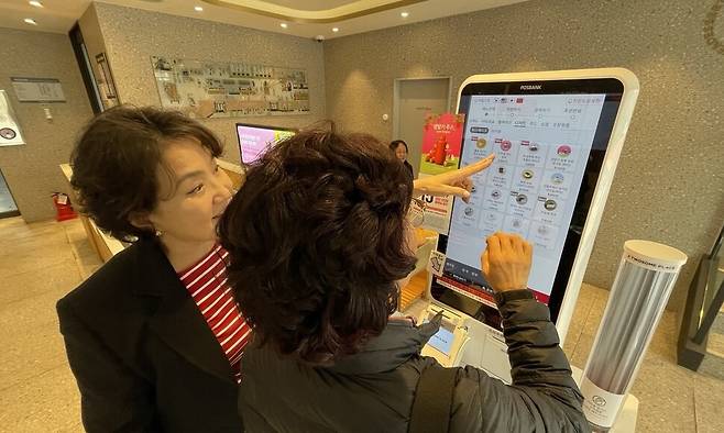 지난 3월26일, 서울 마포구 광흥창역 부근의 한 카페에서 이현주 강사(왼쪽)의 키오스크 실전 특강이 진행되고 있다. 황보연 기자