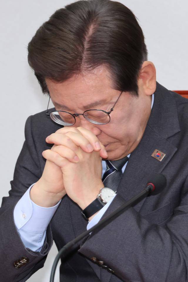 이재명 더불어민주당 대표가 7일 서울 여의도 국회에서 열린 최고위원회의에서 최고위원들의 발언을 들으며 잠시 생각에 잠겨 있다. 연합뉴스