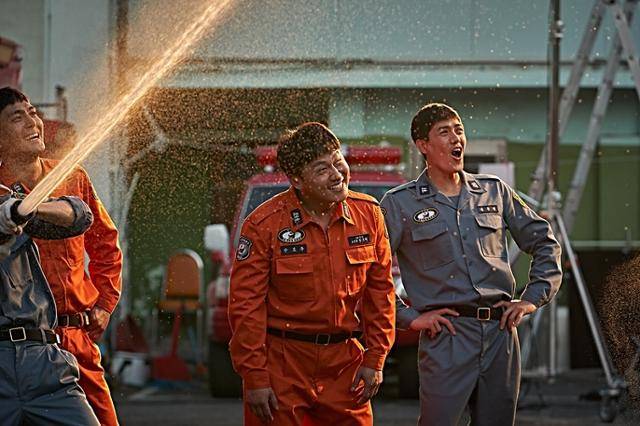 영화 '소방관'은 관람료 수익 일부를 소방관을 위해 기부(5억 원)하며 영화에 대한 비호감을 호감으로 바꿨다. 바이포엠스튜디오 제공