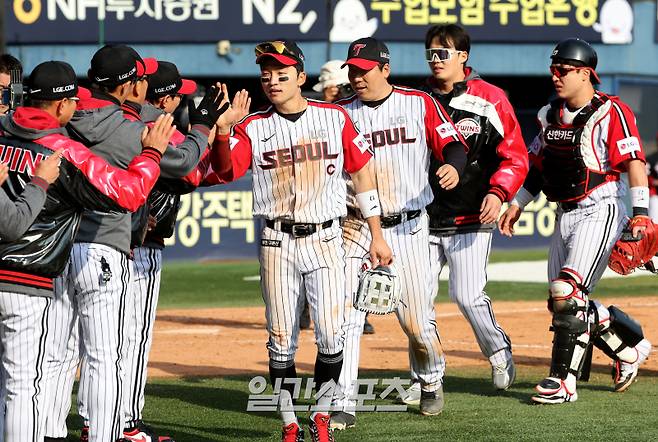 2025 KB0리그 프로야구 LG트윈스와 KIA타이거즈의 경기가 6일 오후 서울 잠실야구장에서 열렸다. 5대 1로 승리한 LG선수들이 경기 종료 후 자축하고 있다. 잠실=김민규 기자 mgkim1@edaily.co.kr /2025.04.06/