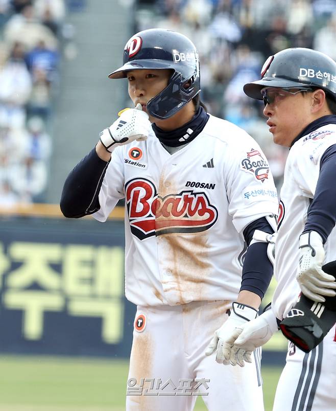 3월 30일 오후 잠실야구장에서 열린 2025 프로야구 삼성과 두산 경기. 두산 이유찬이 3회 중견수 오른쪽 안타를 날리고있다. 잠실=정시종 기자 capa@edaily.co.kr