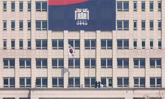 헌법재판소가 윤석열 대통령 파면을 선고한 지난 4일 서울 용산구 대통령실에서 관계자들이 봉황기를 내리고 있다. [사진=연합뉴스]