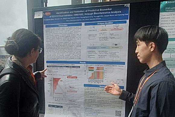한미약품 관계자가 바이오 IT 월드에서 신약 후보물질 연구 내용 등을 소개하고 있다. [사진=한미약품 제공]