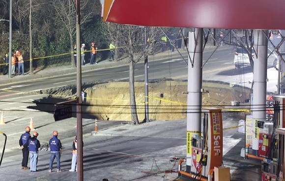 지난달 24일 싱크홀(땅 꺼짐) 사고가 발생한 서울 강동구 명일동 대명초등학교 인근 사거리에서 소방대원들이 현장을 점검하고 있는 모습. [사진=연합뉴스]