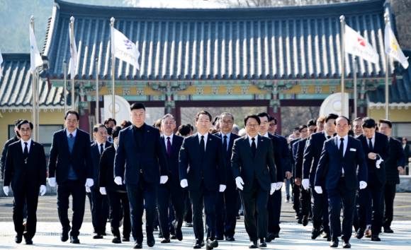유정복 인천광역시장이 지난 2일 광주광역시 북구 국립5.18민주묘지를 찾아 참배하고 있다. [사진=인천시]