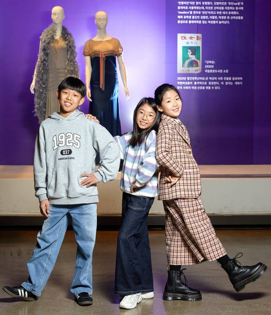 이준호 학생기자·김로아·황지인 학생모델(왼쪽부터)가 대구섬유박물관을 찾아 전통 섬유에서 첨단 신소재까지 섬유산업의 변천사를 한눈에 살펴봤다.